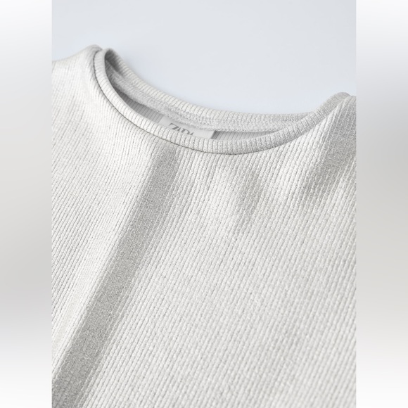✨SALE ✨ ZARA FOIL RIB TOP
✨SALE ✨ - Picture 3 of 7